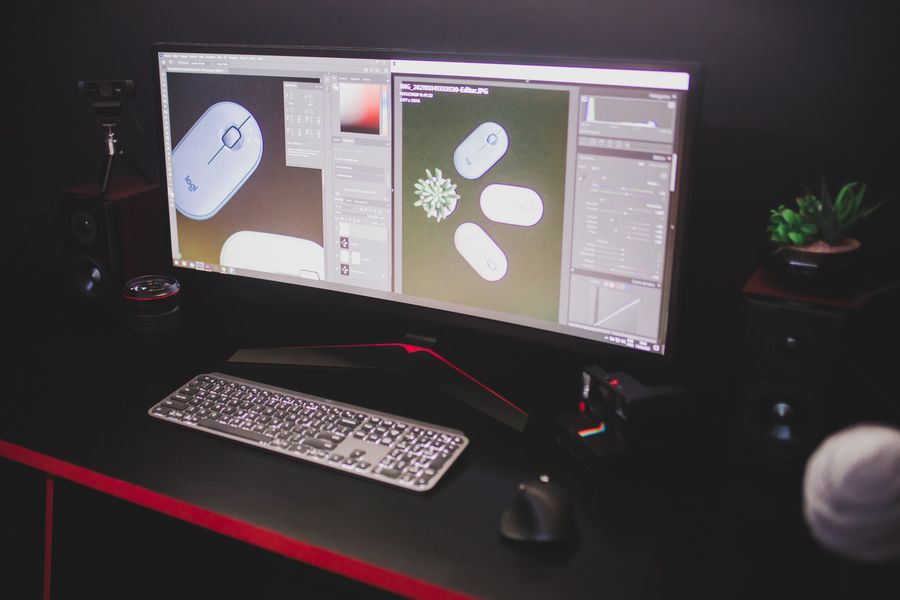 Setup de computadora para diseño gráfico y juegos