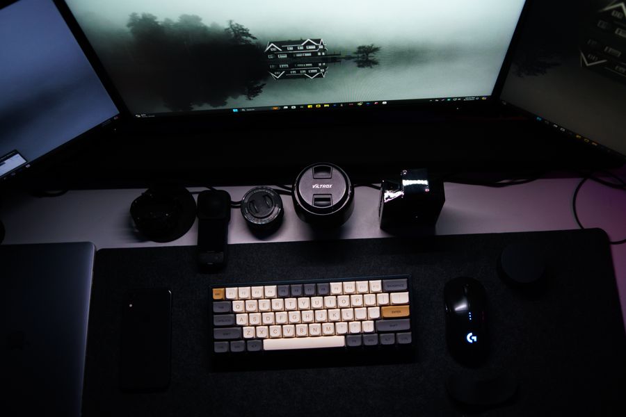 Setup de trabajo con monitores para paneles VA