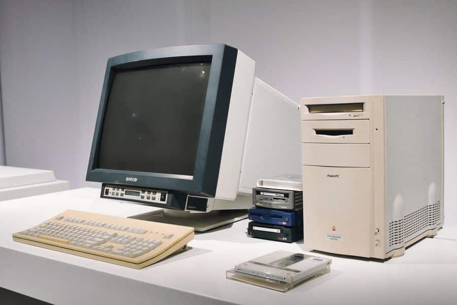 Computadora retro con monitor CRT