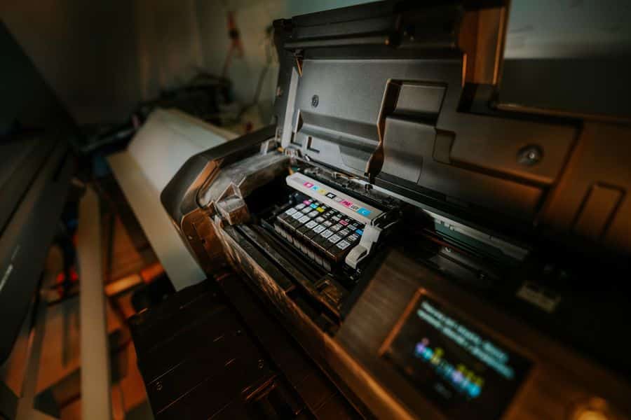 Impresora de tinta con cartuchos visibles