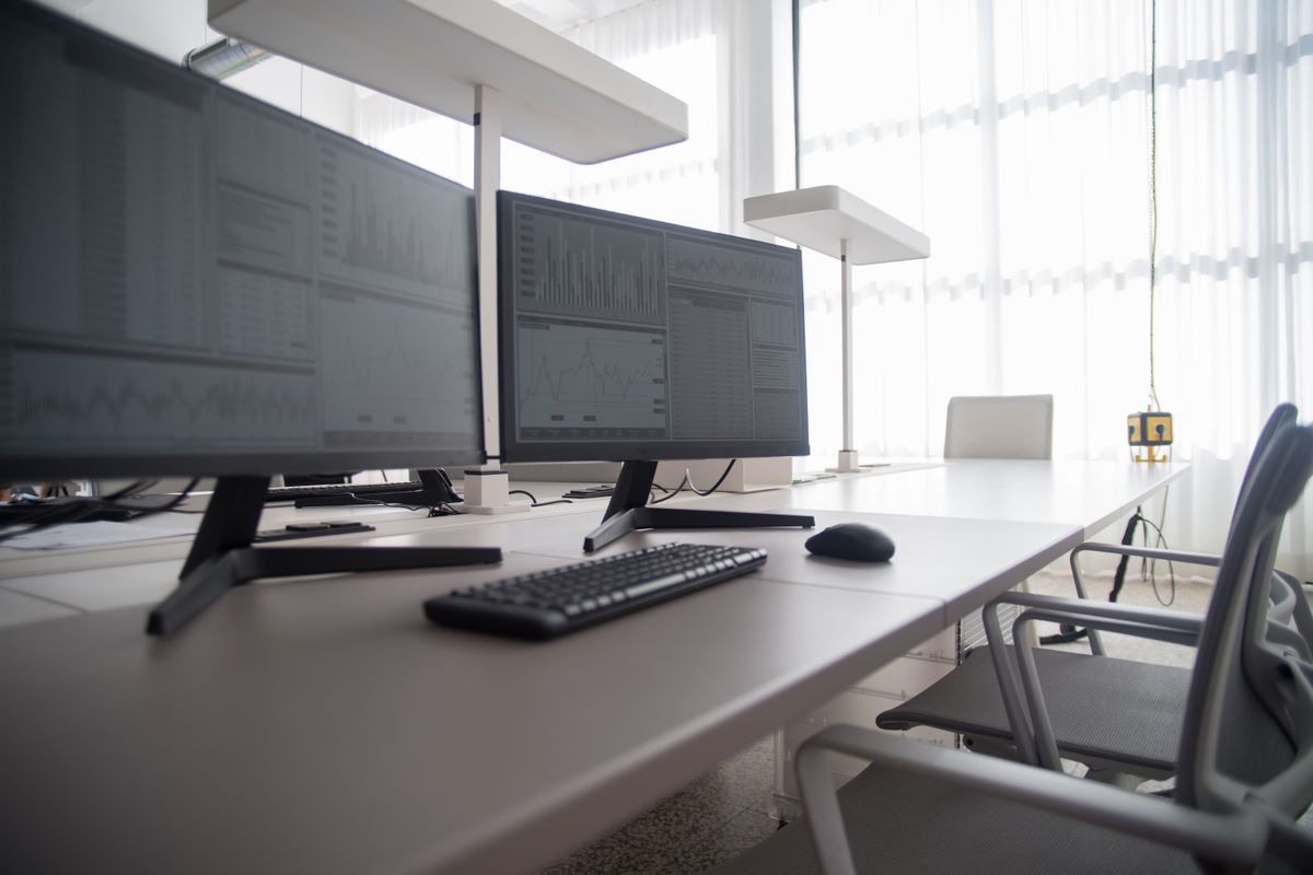 Monitores Samsung y LG en oficina moderna