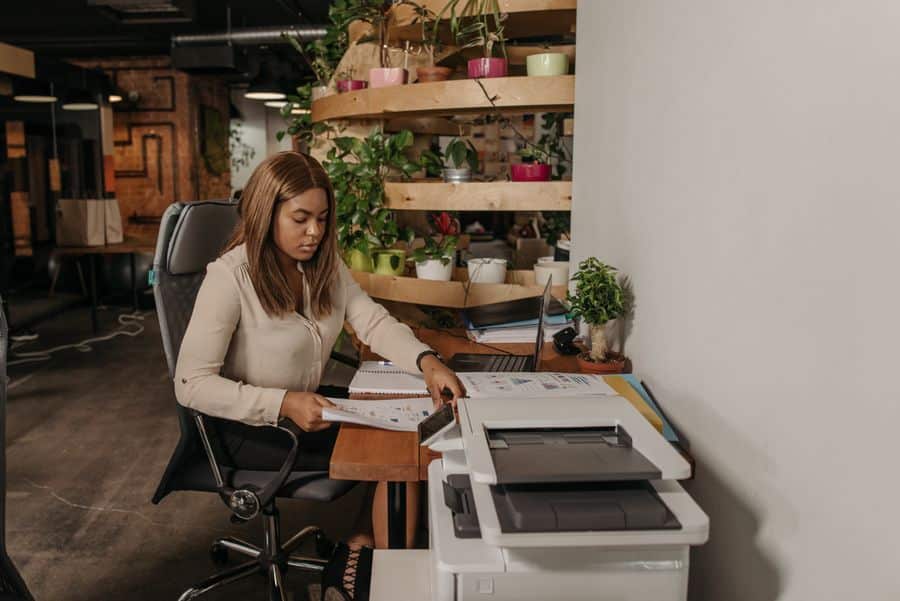 Mujer trabajando en oficina moderna