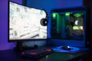 Setup gaming con monitor curvo