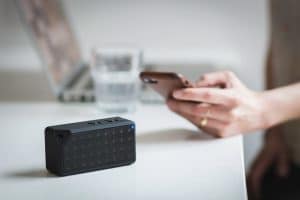 Conexión inalámbrica smartphone y altavoz Bluetooth