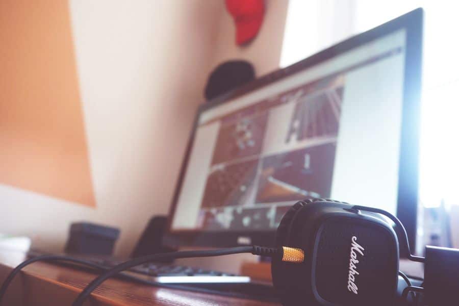 Equipo de escritorio con computadora y auriculares