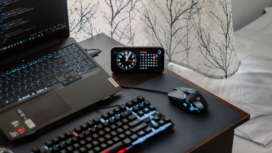 Espacio de trabajo con portátil y periféricos gaming