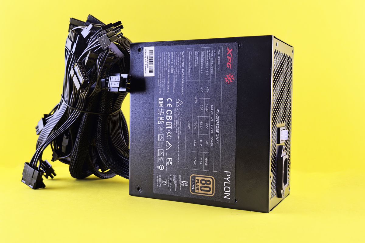 Fuente de alimentación para PC negra