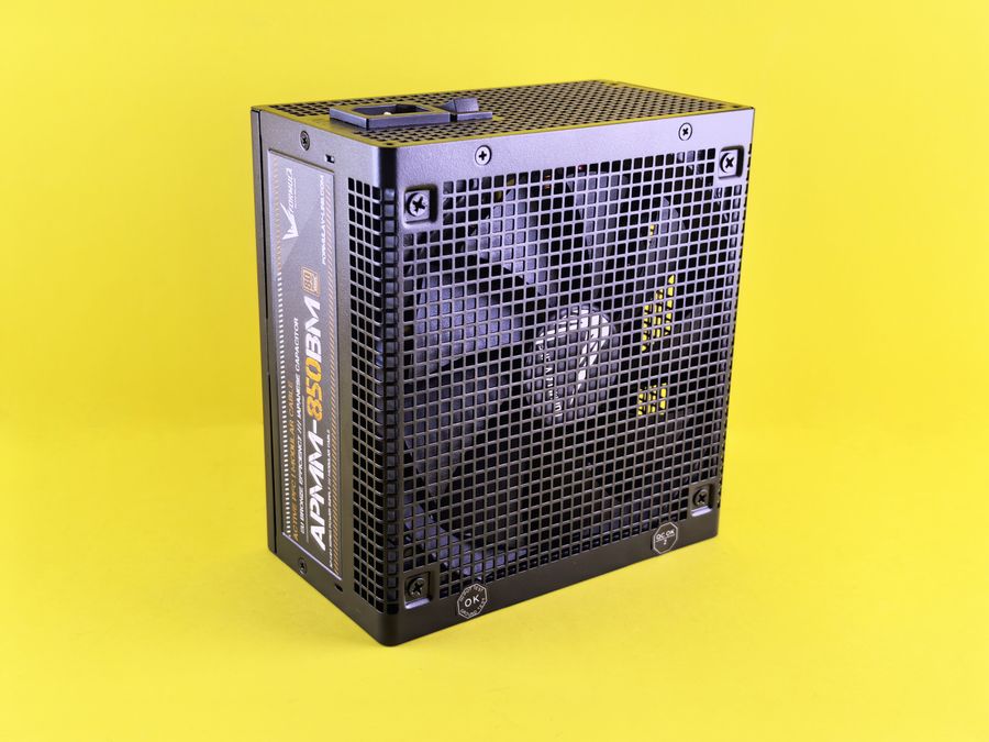 Fuente de alimentación PC con protección y eficiencia energética