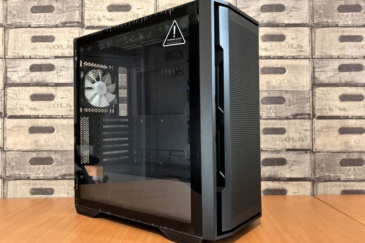 Gabinete de PC moderno con panel de vidrio templado