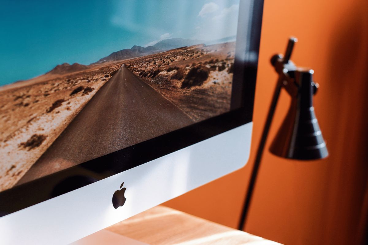 iMac en escritorio moderno para PC de escritorio