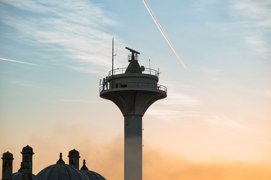 Torre con antena direccional
