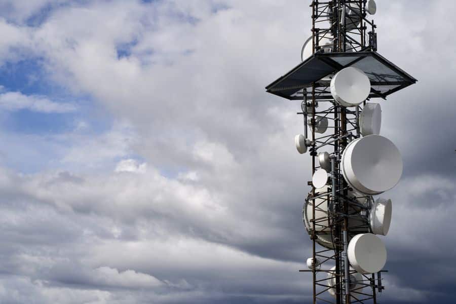 Torre de telecomunicaciones con antenas satelitales