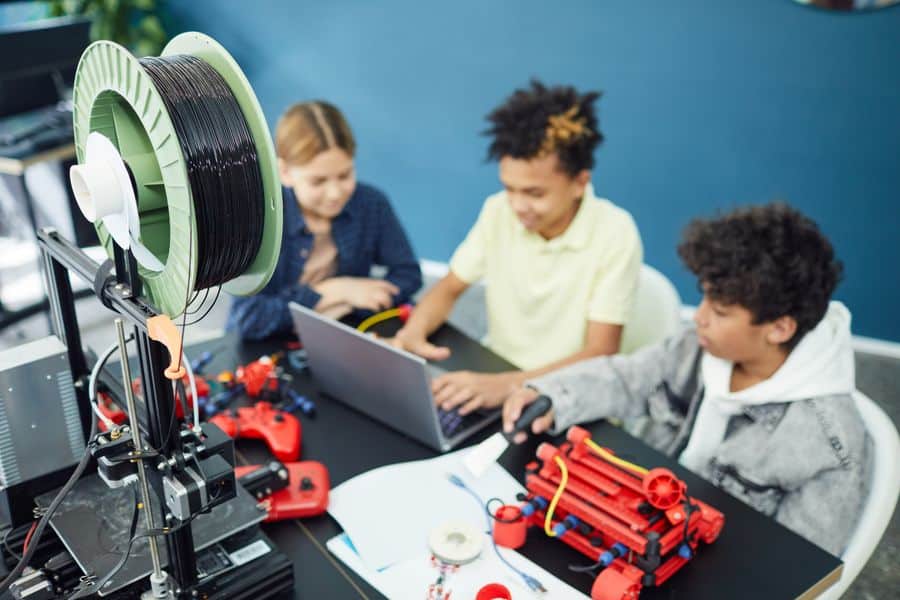 Niños trabajando en proyecto escolar